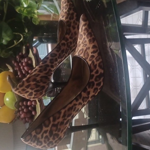 8.5 GUESS HEELS 👠 - Picture 2 of 4